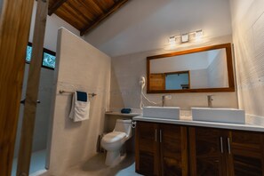 Douche, sèche-cheveux, serviettes fournies, savon