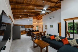 Interior - Stunning 3-bedroom house in welcoming Sámara (Sámara)