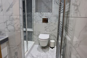 Regadera, toallas, jabón, papel de baño 