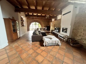 TV, fireplace - Catalan farmhouse close to beaches and mountains (Bages)