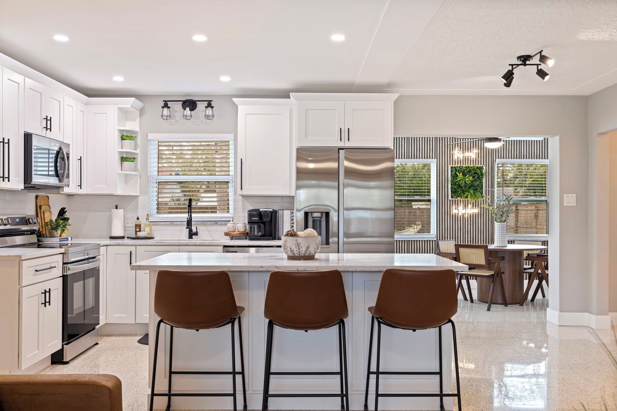 Mikrobølgeovn, ovn, kokeplater og oppvaskmaskin