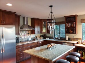 Jääkaappi, mikroaaltouuni, liesi, astianpesukone