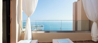 Beachfront Villa with Hot Tub, Walking Distance to everything