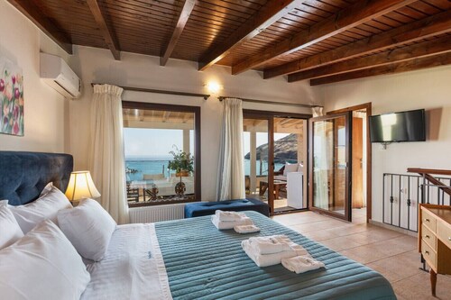 Beachfront House with Hot Tub, Walk to Everything!