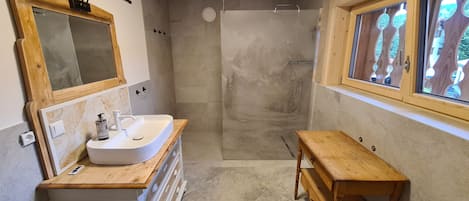 Douche, séchoir à cheveux, serviettes fournies, papier de toilette