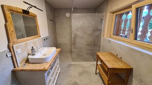 Douche, sèche-cheveux, serviettes fournies, papier toilette