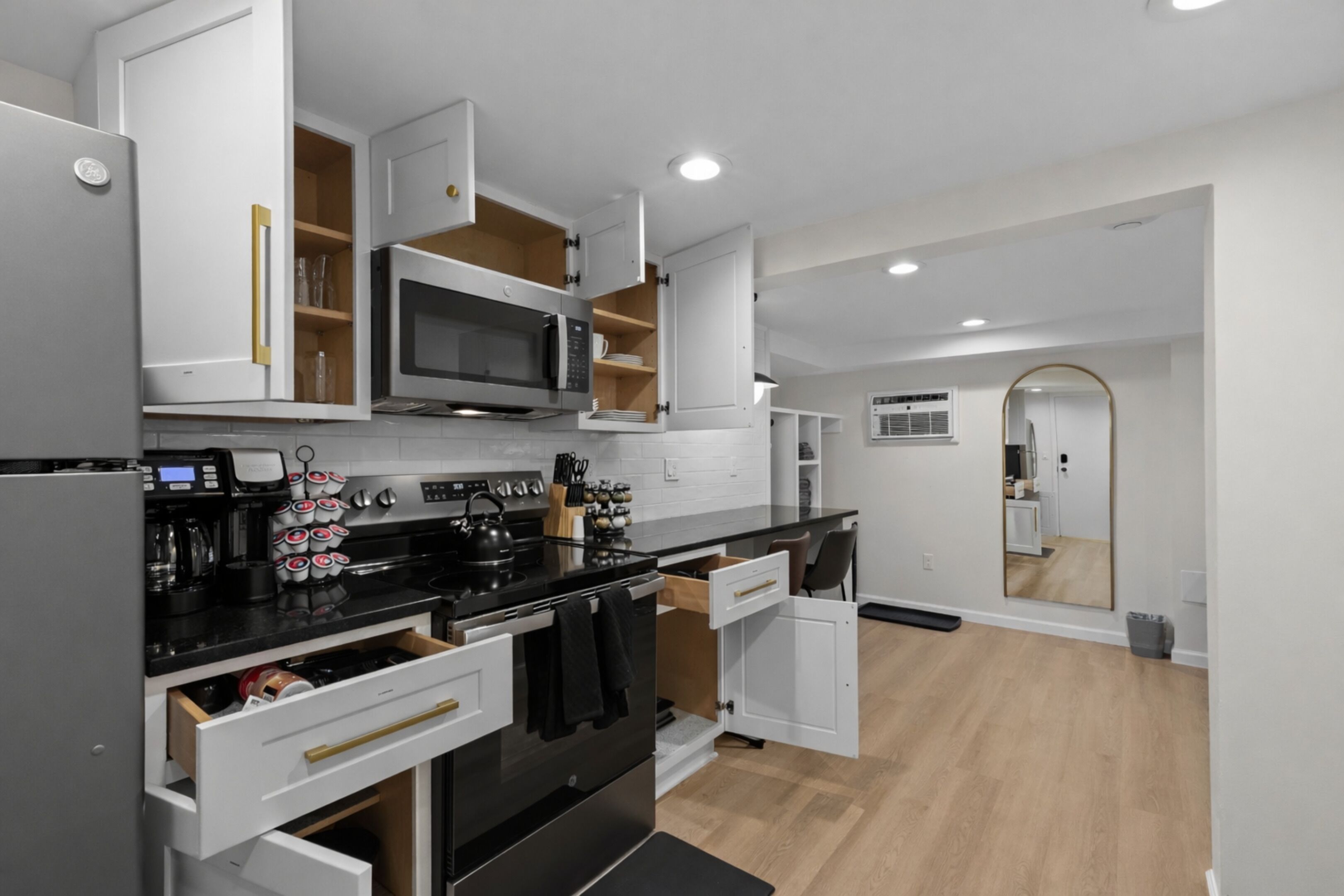 Jääkaappi, mikroaaltouuni, uuni, liesi