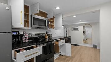 Jääkaappi, mikroaaltouuni, uuni, liesi