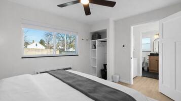 Työpöytä, silitysrauta/-lauta, Wi-Fi, vuodevaatteet