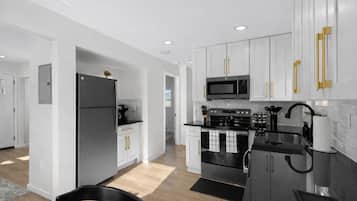 Jääkaappi, mikroaaltouuni, uuni, liesi