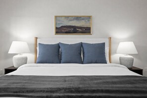 Työpöytä, silitysrauta/-lauta, Wi-Fi, vuodevaatteet