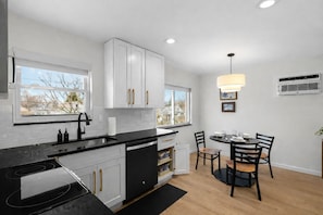 Fridge, microwave, oven, stovetop - New!Cozy 1BR Upper in Eastpointe (Eastpointe)