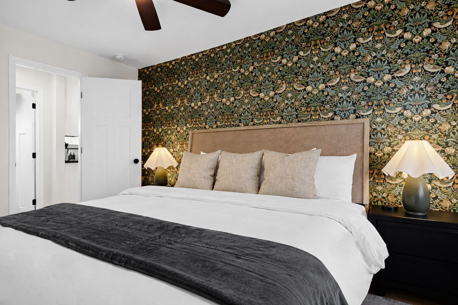 Työpöytä, silitysrauta/-lauta, Wi-Fi, vuodevaatteet