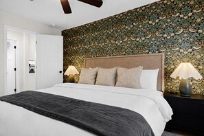 Työpöytä, silitysrauta/-lauta, Wi-Fi, vuodevaatteet