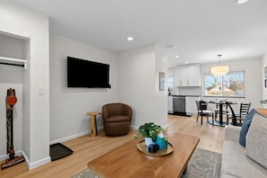 Smart TV - New!Cozy 1BR Upper in Eastpointe (Eastpointe)