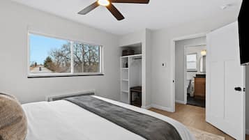 Escritorio, tabla de planchar con plancha, wifi y ropa de cama