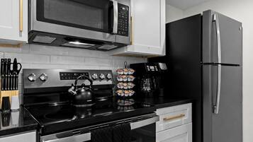Frigorifero, microonde, forno, piano cottura