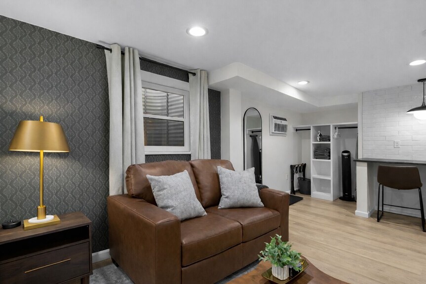 Cozy & Elegant Basement Studio - Warren, MI