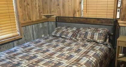 Cozy 1-bedroom cabin in lovely Rising Star with AC