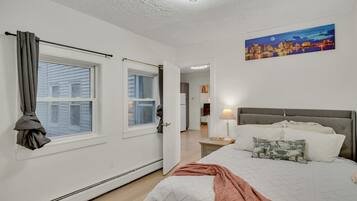 Desk, iron/ironing board, WiFi, bed sheets