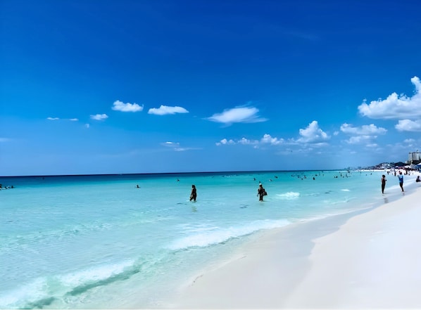 Beach nearby - New Home: Walk to Private Beach, Heated Pool,Grill (Destin)
