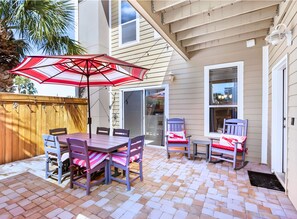 Outdoor dining - New Home: Walk to Private Beach, Heated Pool,Grill (Destin)