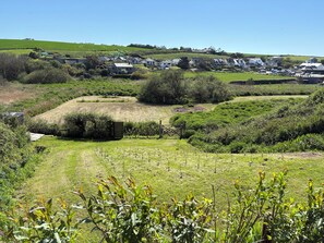 Property grounds - Foxes Cove Shepherds Hut, Porthcothan Retreats by the beach nr Padstow, Cornwall (Padstow)