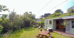Terrace/patio - Foxes Cove Shepherds Hut, Porthcothan Retreats by the beach nr Padstow, Cornwall (Padstow)