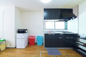 Fridge, microwave, stovetop, electric kettle - Kita Shinjuku INN House - 3LDK 70m2, House, Shinjuku area (新宿区)