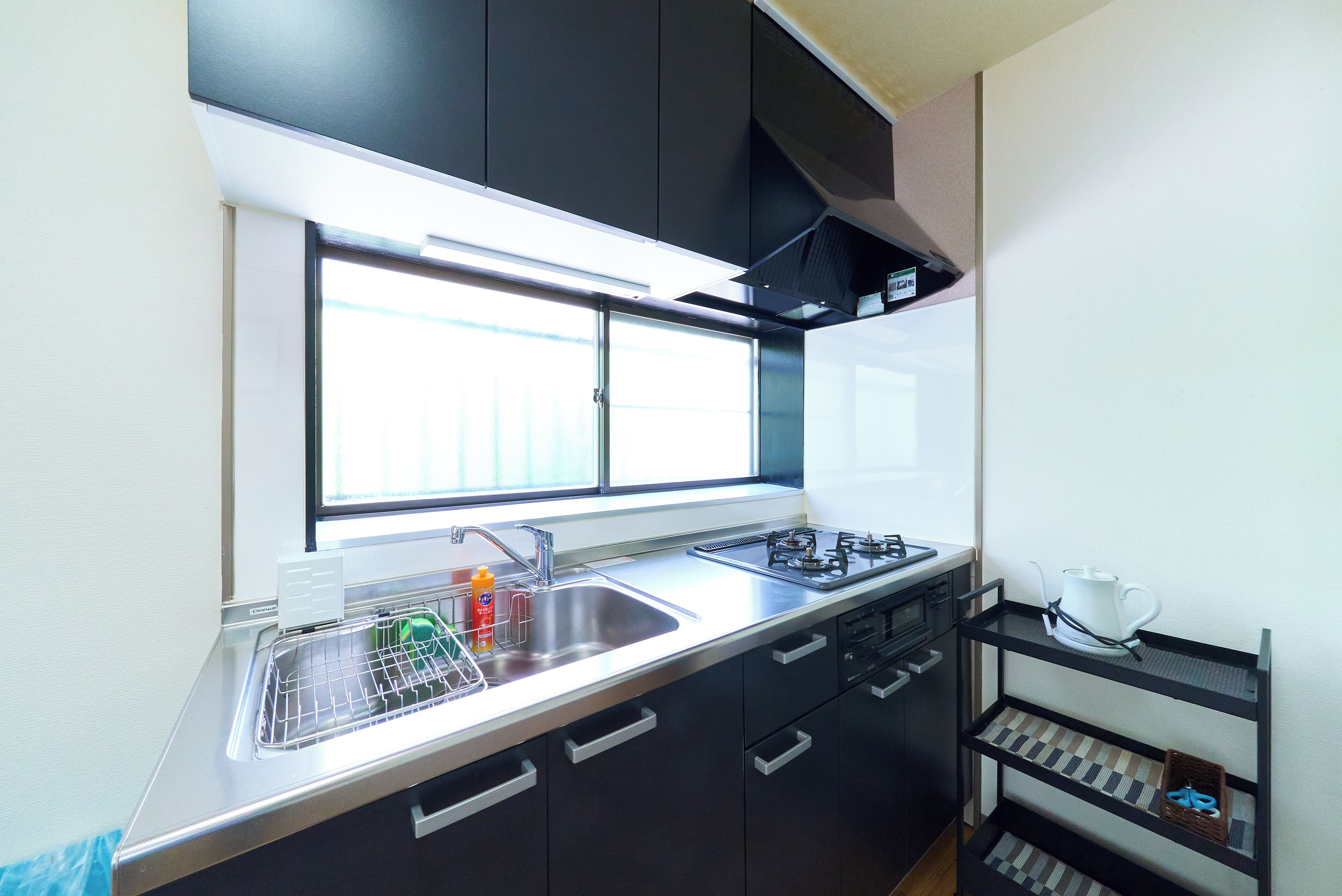 Kühlschrank, Mikrowelle, Herdplatte, Wasserkocher