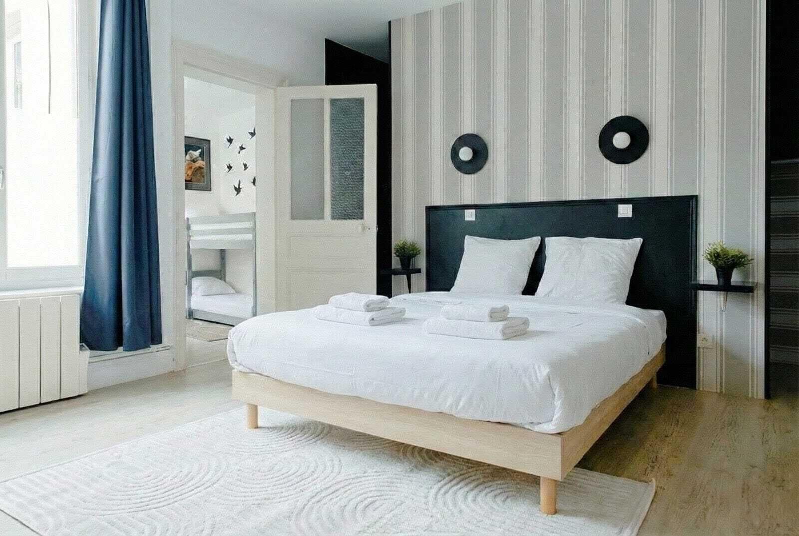 2 soverom, skrivebord, reiseseng for barn og wi-fi (inkludert)