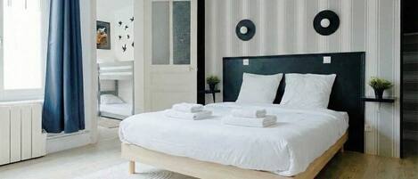 2 soverom, skrivebord, reiseseng for barn og wi-fi (inkludert)