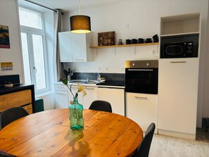 Fridge, microwave, oven, stovetop - L'Écrin d'Opale: Historic Suite 60m² • King Size Bed • Old Town (Boulogne-sur-Mer)