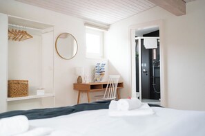 2 bedrooms, iron/ironing board, WiFi, bed sheets - SolunaStay Lakefront Penthouse | Lucerne | Swiss Alps | Pilatus | Sunsets (Küssnacht)
