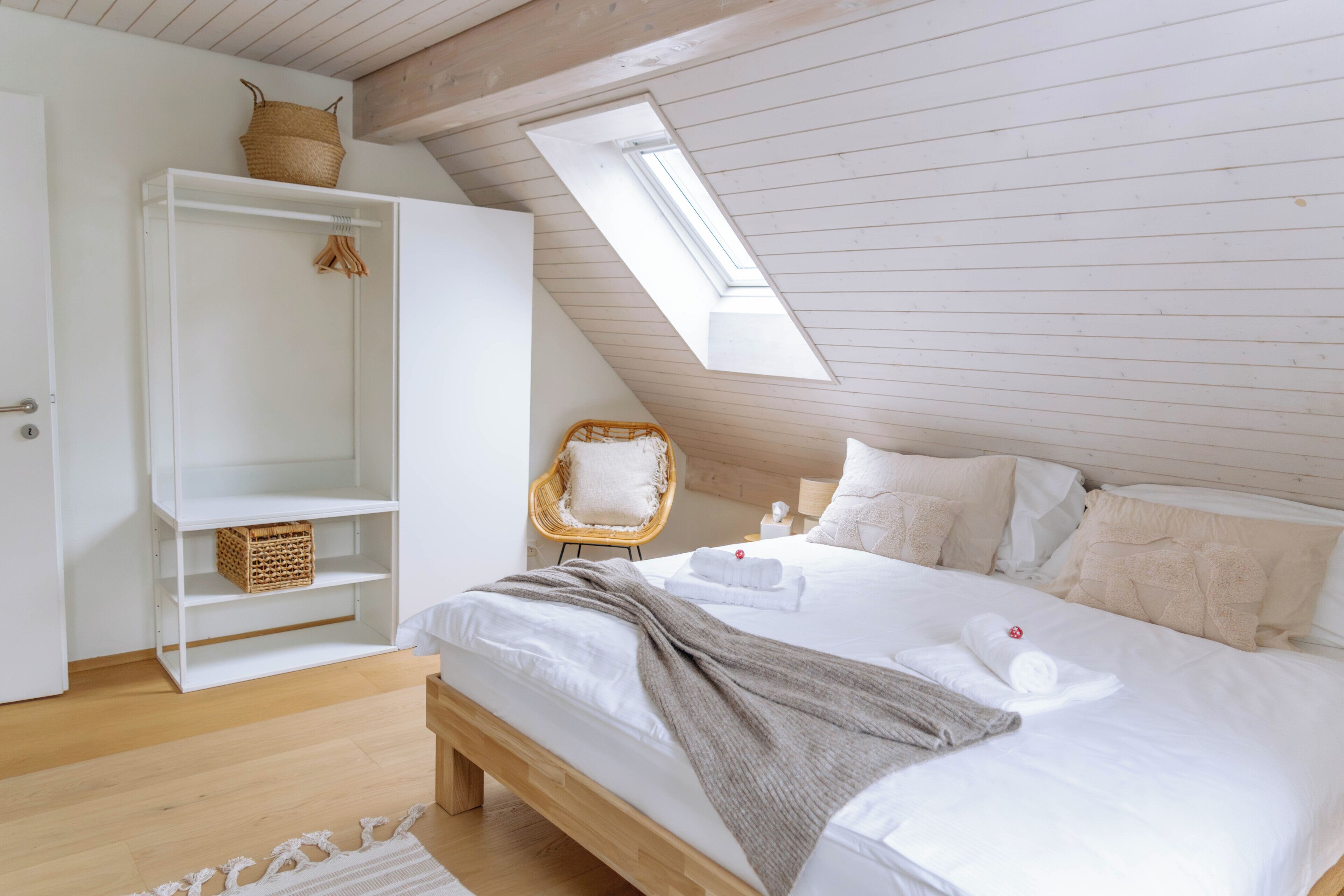2 slaapkamers, een bureau, een strijkplank/strijkijzer, reisbedje