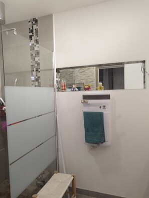 Shower, hair dryer, towels, soap - Air-conditioned house with garden and private pool near Avignon and Pont du Gard (Tavel)