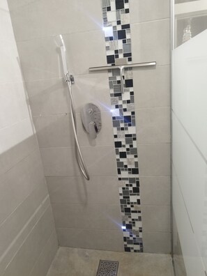 Shower, hair dryer, towels, soap - Air-conditioned house with garden and private pool near Avignon and Pont du Gard (Tavel)