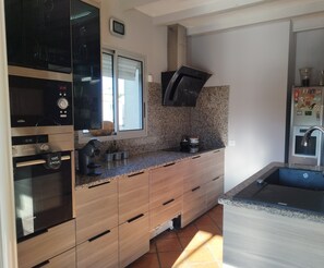 Private kitchen - Air-conditioned house with garden and private pool near Avignon and Pont du Gard (Tavel)