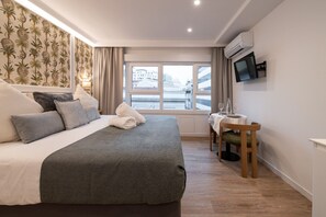 Een strijkplank/strijkijzer, wifi, beddengoed