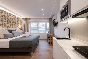 Een strijkplank/strijkijzer, wifi, beddengoed