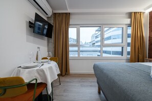Iron/ironing board, WiFi, bed sheets - 306 — SB20 Boutique Studios | 1BR | 1BA | W/K (Madrid)