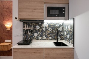Kühlschrank, Mikrowelle, Herdplatte, Wasserkocher mit Kaffee-/Teezubehör