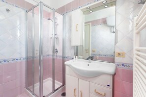 Shower, hair dryer, bidet, towels - Central Sorrento Sea View Apartment with Balcony, Walk to Piazza Tasso (Sorrento)