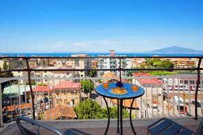 Outdoor dining - Central Sorrento Sea View Apartment with Balcony, Walk to Piazza Tasso (Sorrento)