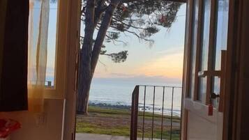 Basic Bungalow, Balcony, Sea View | Interior