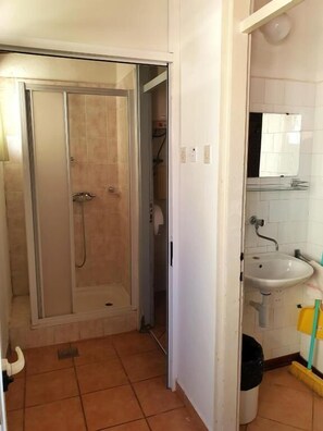A bathroom with a shower, sink, and toilet. - Family Bungalow Pineta (Novigrad)