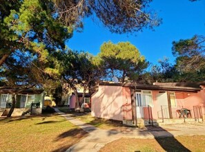 A row of single-story houses with a clear sky. - Family Bungalow Pineta (Novigrad)