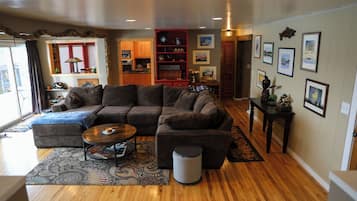 TV connectée, cheminée, livres