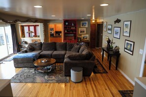 Smart-TV, Kamin, Bücher