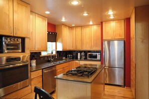 Fridge, microwave, oven, stovetop - Beautiful Ocean Front House in Wrangell Alaska. (Wrangell)